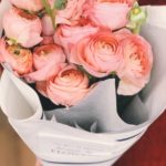 ranunculus-pink-flowers-mothers-day-flower-bouquet-arrangement-flower-in-hat-luxury-exotic-flowers-the-little-flower-shop